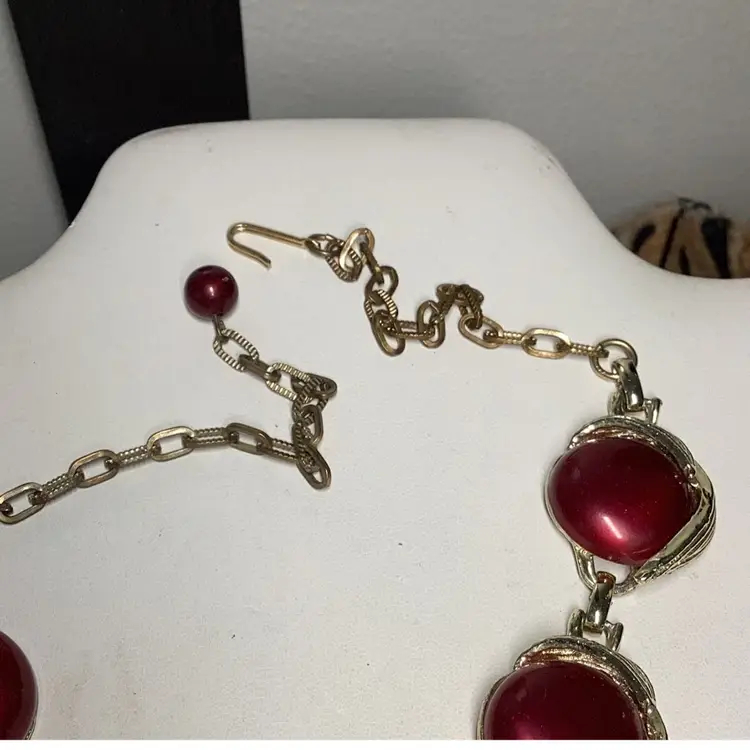 Burgundy Thermoset Necklace 16” Goldtone