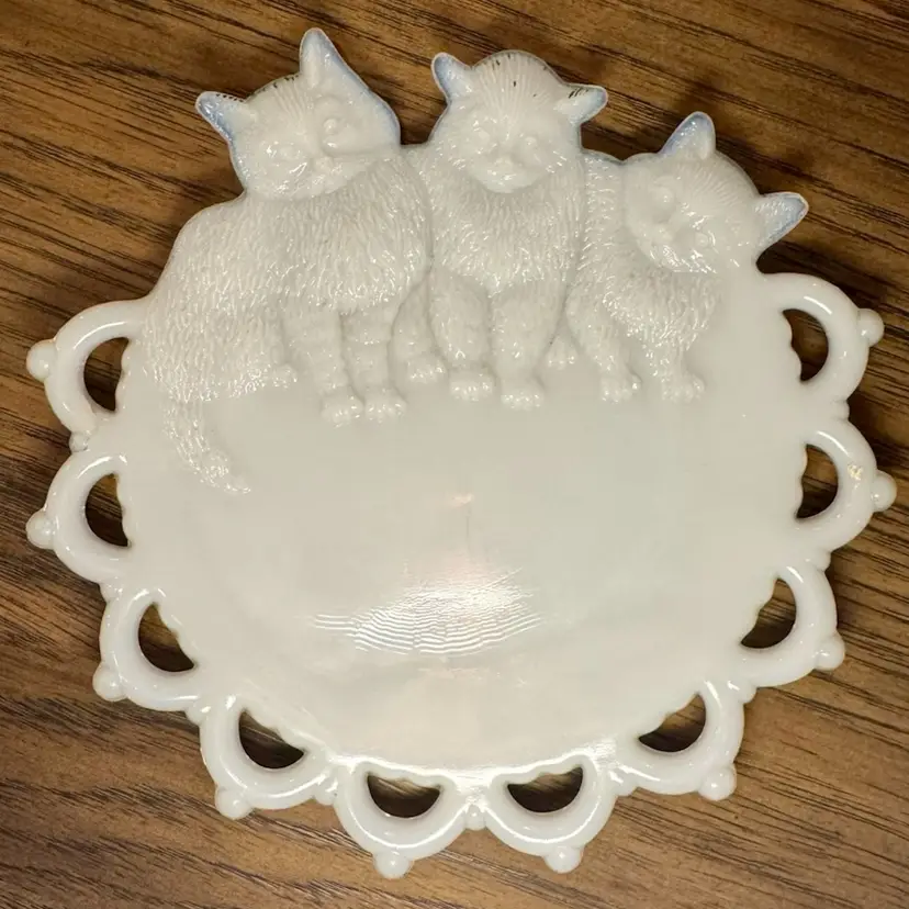 7” Westmoreland White Milk Glass Kittens Plate, vintage collector's item