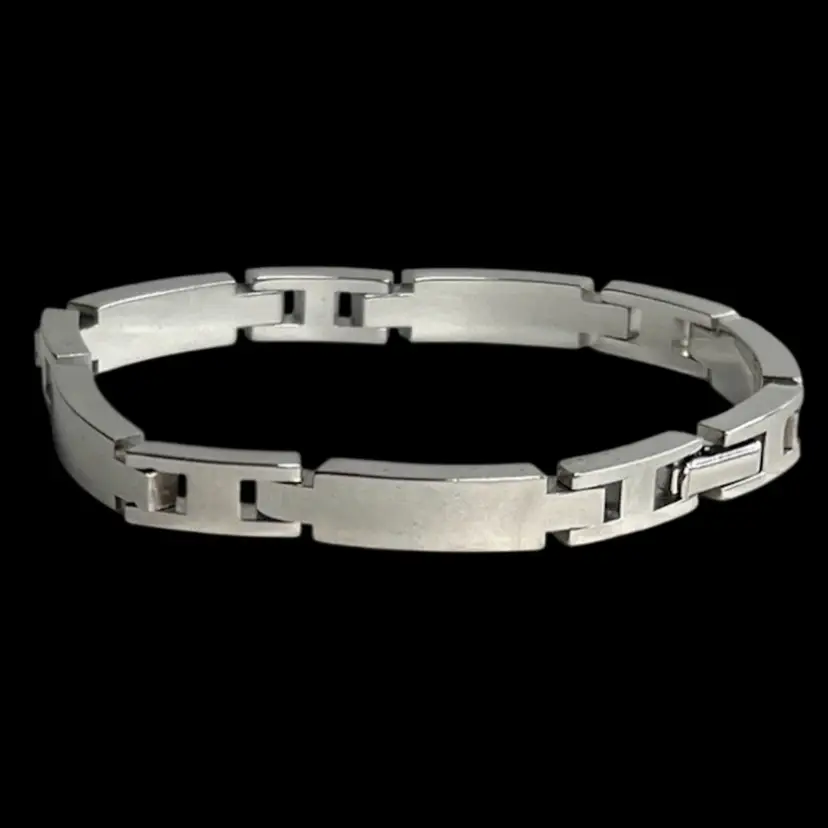 AVON Silver-tone Bar Link Bracelet. Signed Avon on Clasp. Fits 7-1/2” Wrist.