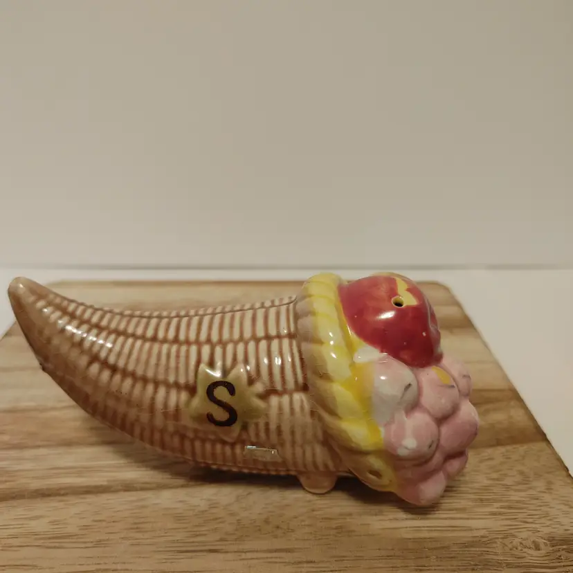 Single cornucopia salt shaker. No chips or cracks. Made in Japan. Says 52/925.