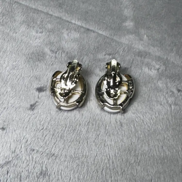 #11- Oval Gold Tone Clip On Earrings