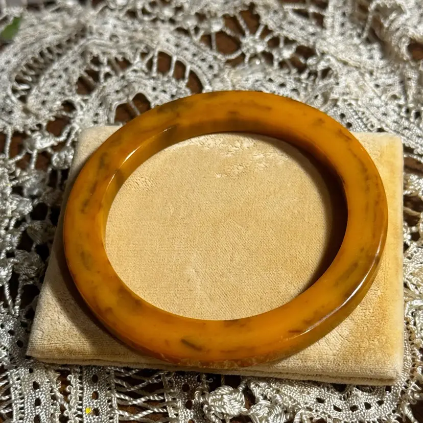 Vintage Bakelite Swirl Bracelet 2.5” Opening