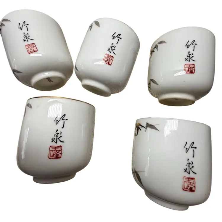 SET OF 5 VTG SAKE/TEA CUPS, 
2 5/8”H x 2 1/2”DIAM. BAMBOO DESIGN WITH GOLD TRIM; BACK-
STAMPED JAPAN, VERY NICE PRE-
OWNED CONDITION. (Please VIEW Photos).