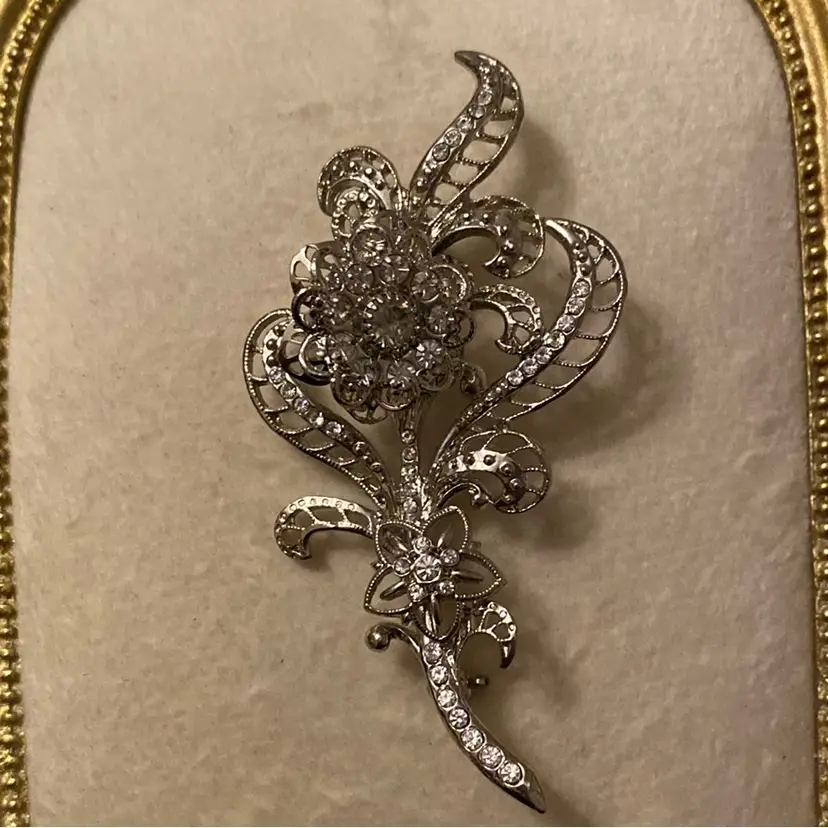 Vintage AVON  Floral Filigree TREMBLER  Brooch Silver Tone With Clear Rhinestones