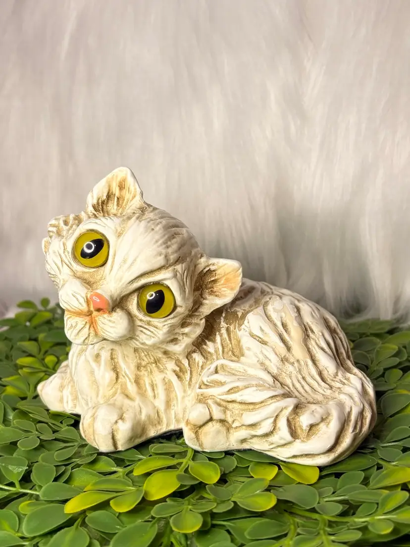 Vintage 1975 Universal Statuary Corp Cat Figurine with Green Glass Eyes