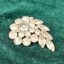 Vintage Weiss Crystal Clear Rhinestones Cluster Brooch