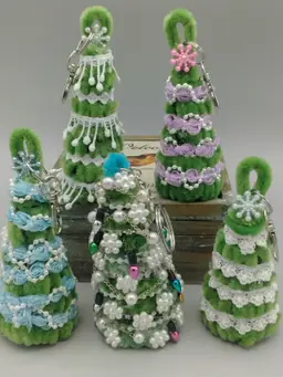 Pipecleaner Christmas Trees, Christmas Tree keychains, Ornaments, Gift Toppers