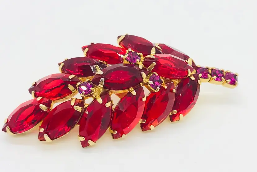 VINTAGE 60’S RED & PINK RHINESTONE PRONG SET GOLD TONE 2.5” BROOCH PIN 