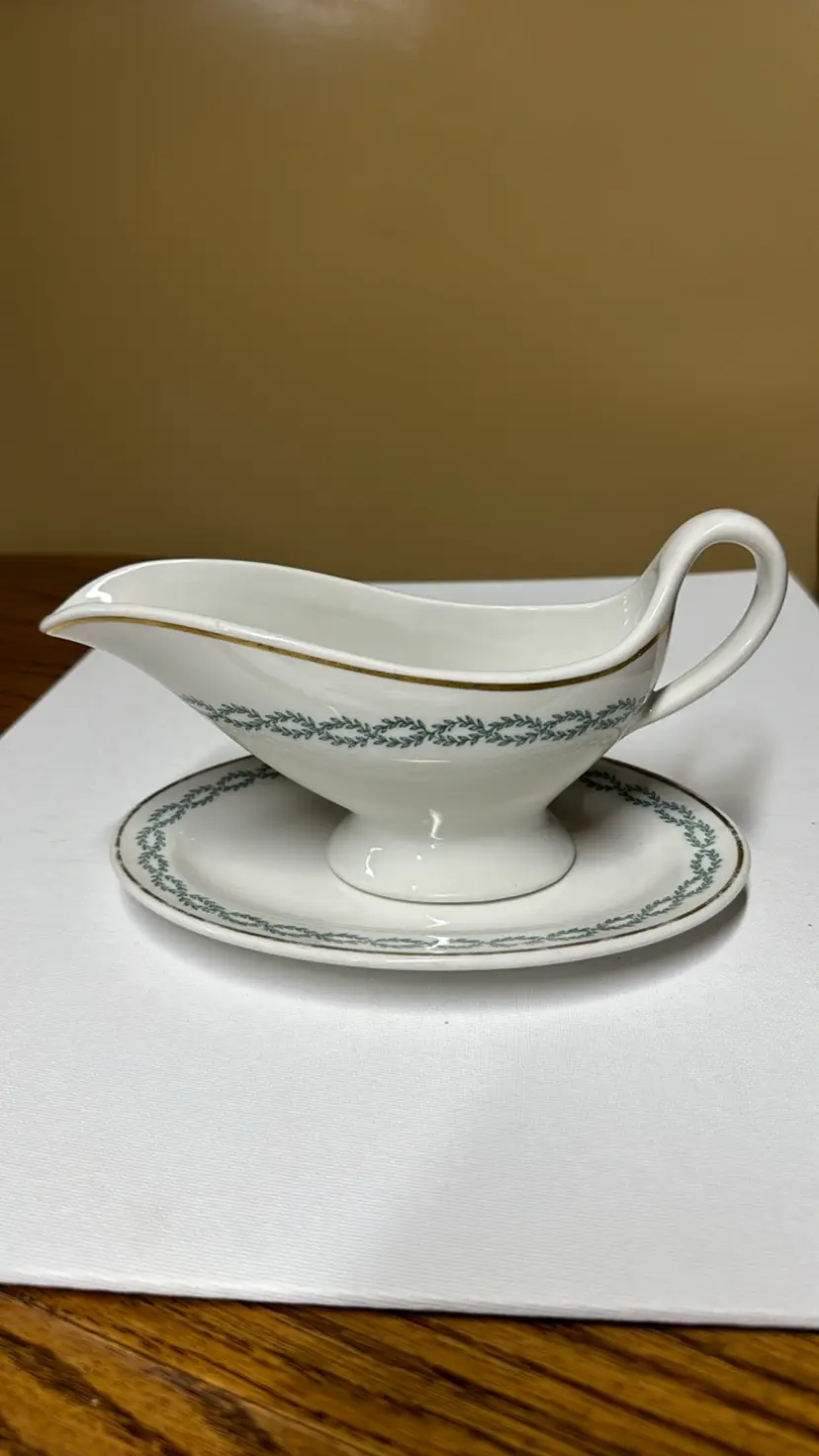 Mayer China Beaver Falls, PA Gravy/Sauce Boat 258 Green Ivy Gold Trim with plate