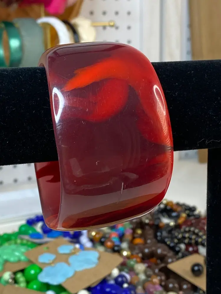 CARA CRONINGER Signed 1976 Marbled Red Lucite Resin Runway Bangle Bracelet