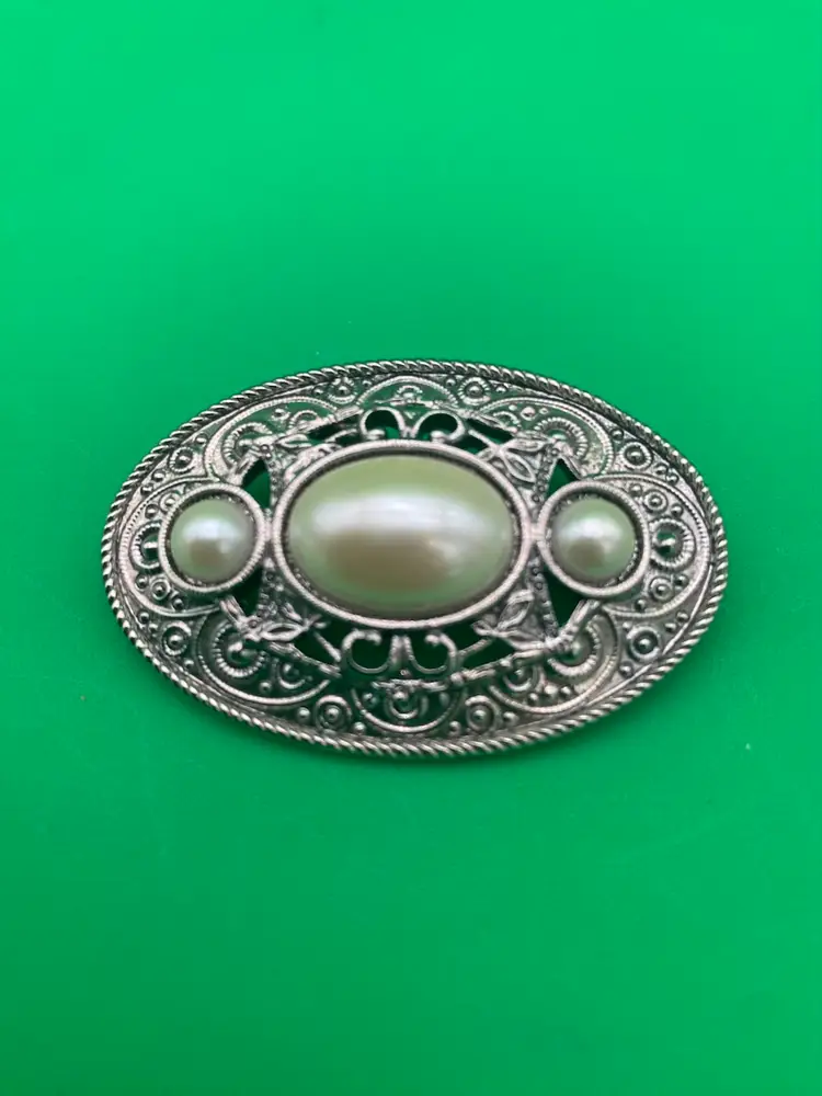 Vintage Silver-Tone Women's Oval Brooch w/ Imitation Pearls