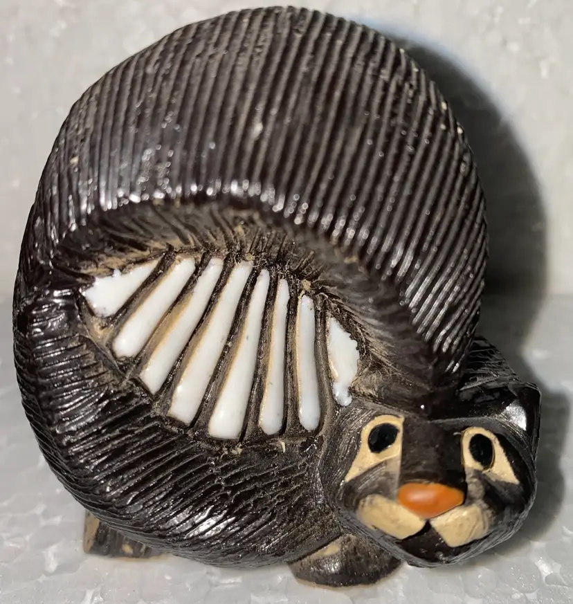 #11- Artesania Rinconada Uruguay Skunk Figurine