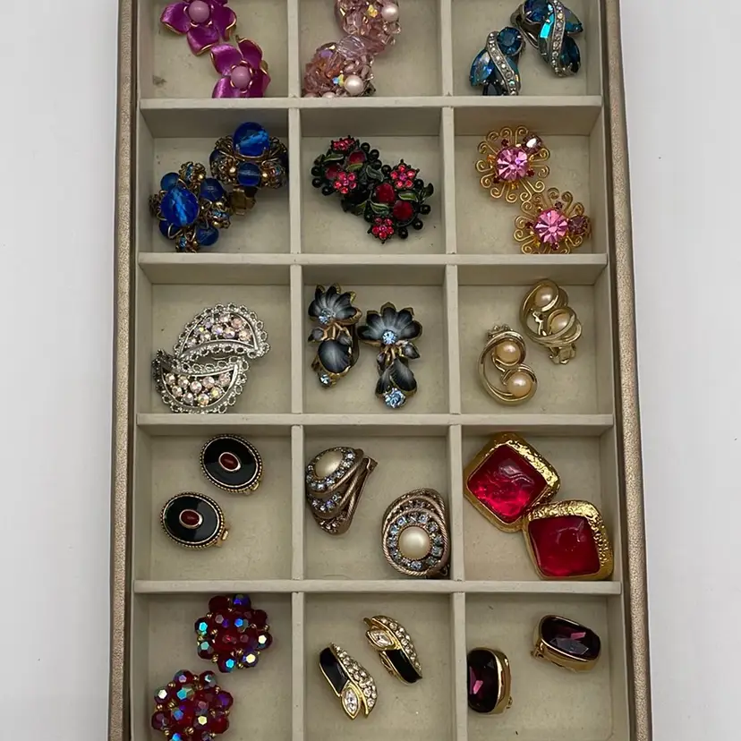 #01- Vintage Clip On Or Screw Back Earrings