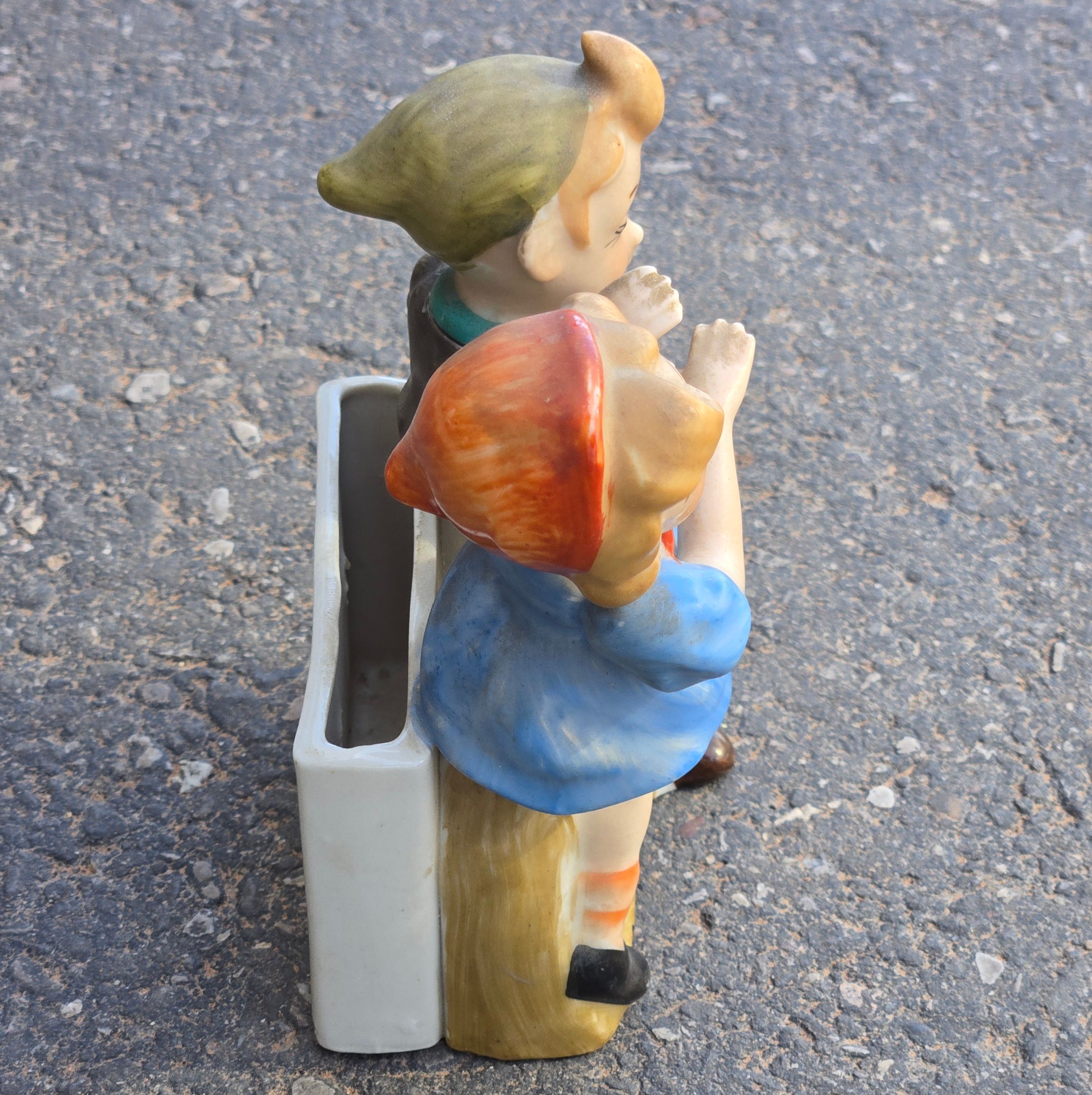 Niknax · Wall Pocket Ceramic Figurine Serenade and Dancer Lipper