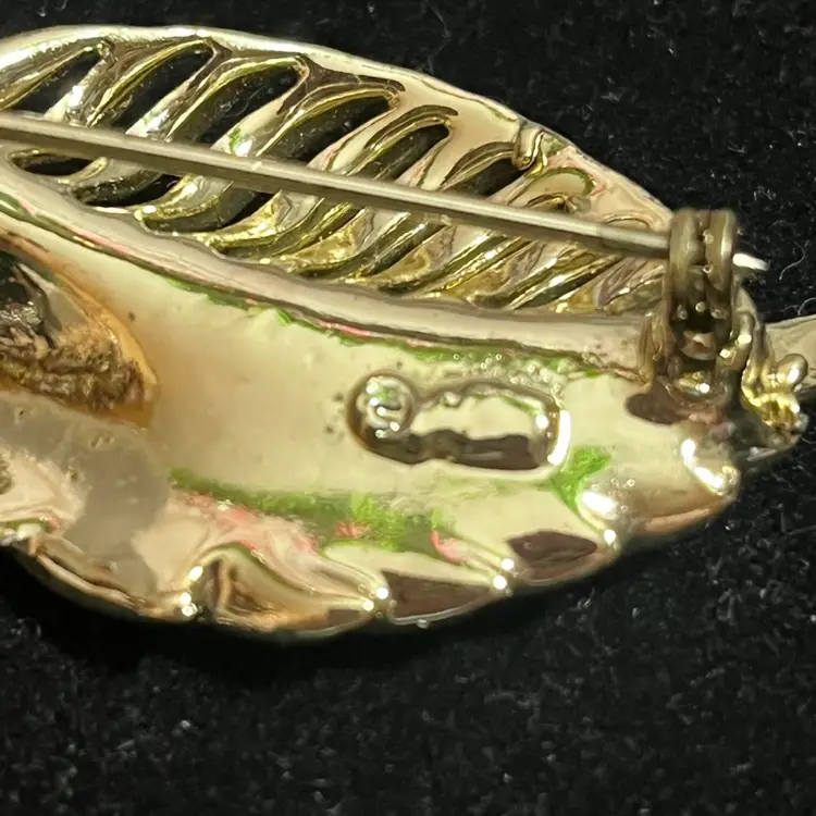 Vintage Crown Trifari Gold-Tone Ribbed Leaf Brooch – Mid-Century Modern Feather Pin, Signed c. 1955-1960s