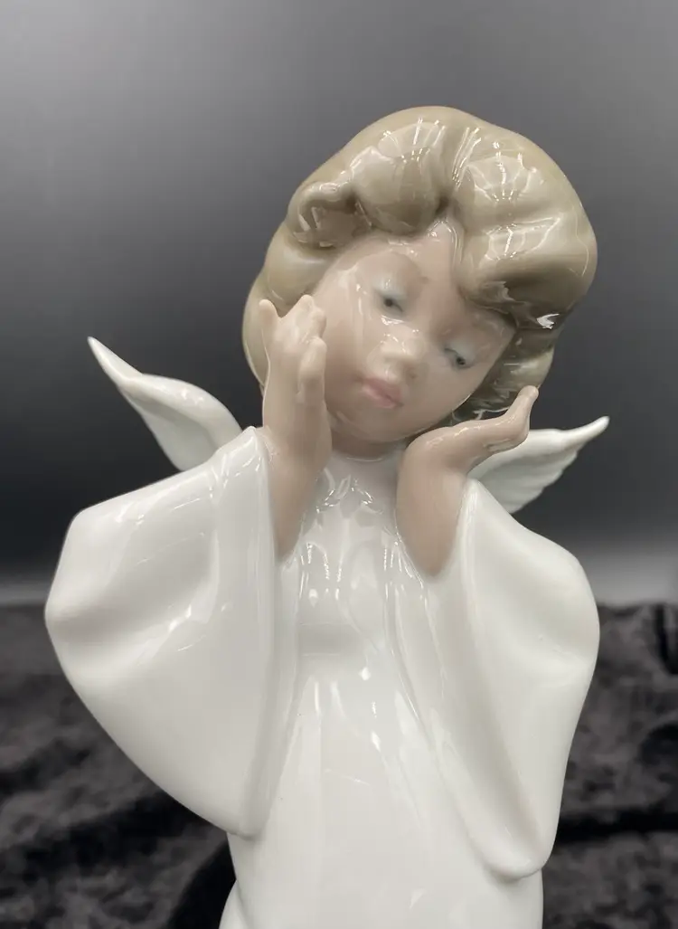 Vintage (1980s) Lladró (Spain) #4959 "Mime Angel" Figurine, 8.7” Tall