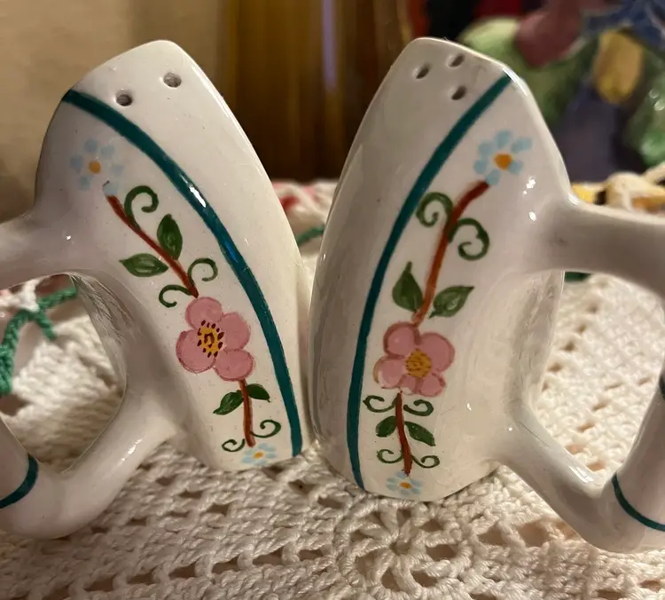 VINTAGE IRON CERAMIC BIRD SALT AND PEPPER
