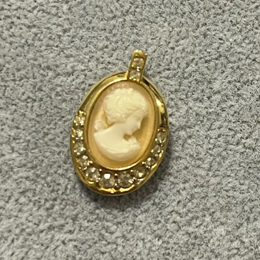 Vintage Trifari Cameo Pendant