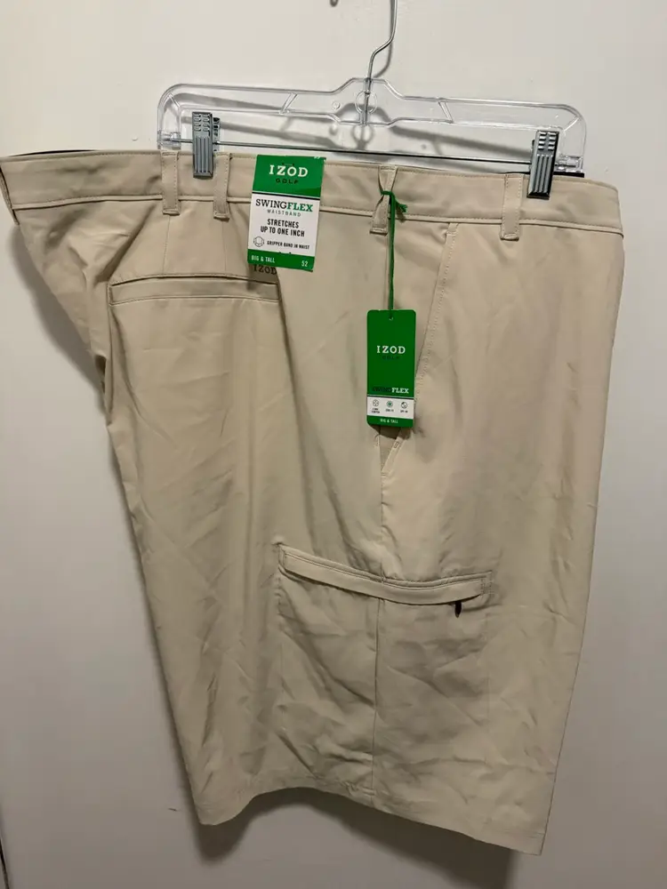 New $75 Izod Men's Golf Swingflex Cargo Shorts in a khaki/beige Size 52