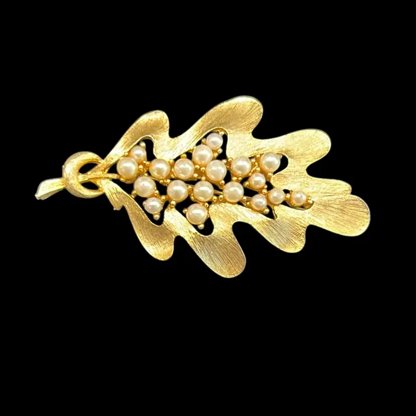 Vintage JJ Jonette Faux Pearl Gold tone Pin Brooch
