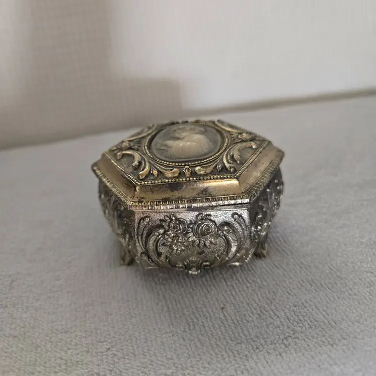 Farmington? Gold Plated Jewelry Trinket Box With A Cameo On The Lid