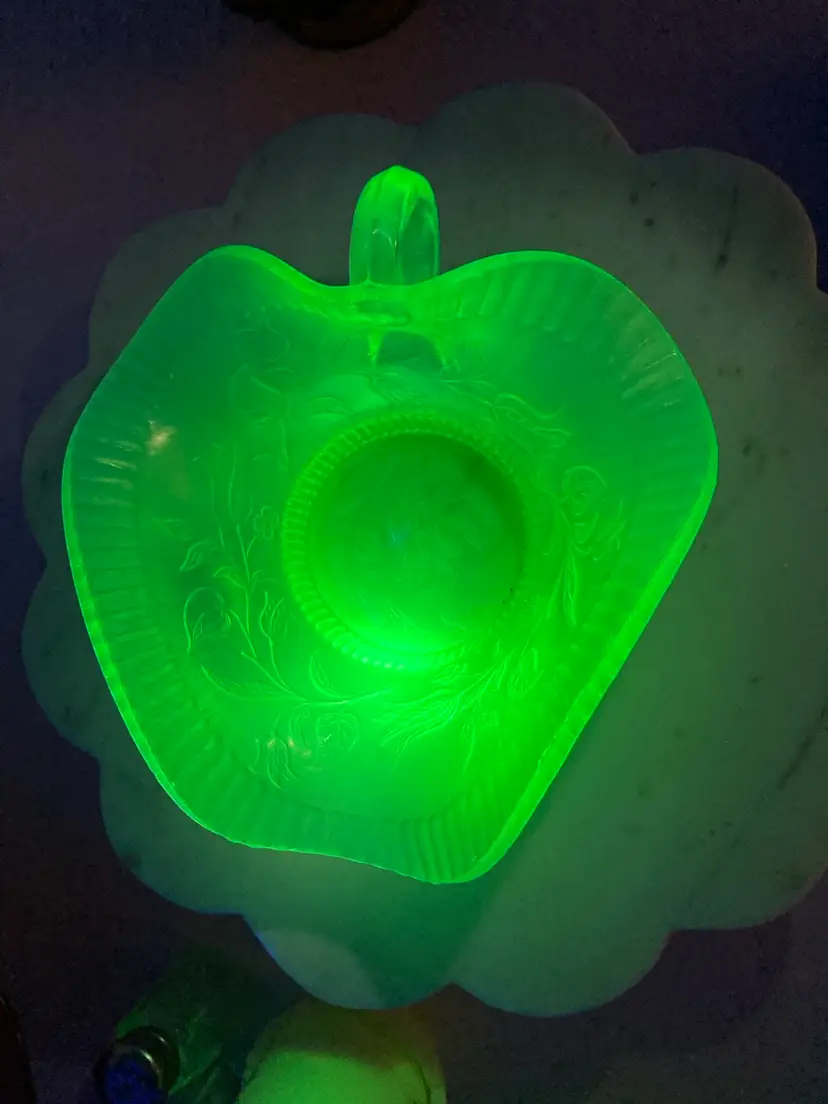 Vintage Dugan Windflower Pattern! Green Opalescent! Stippled background with tulip flowers! 7”x 3 1/2” tall! UV Reactive! Glow 😎