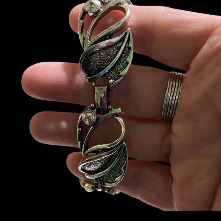 Vintage Silvertone Sarah Coventry Chunky Leaf Link Bracelet. Signed Sarah Coventry.