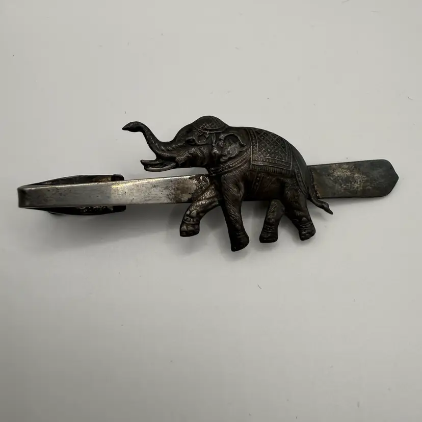 vintage Siam sterling silver tie clip features a detailed, etched elephant design