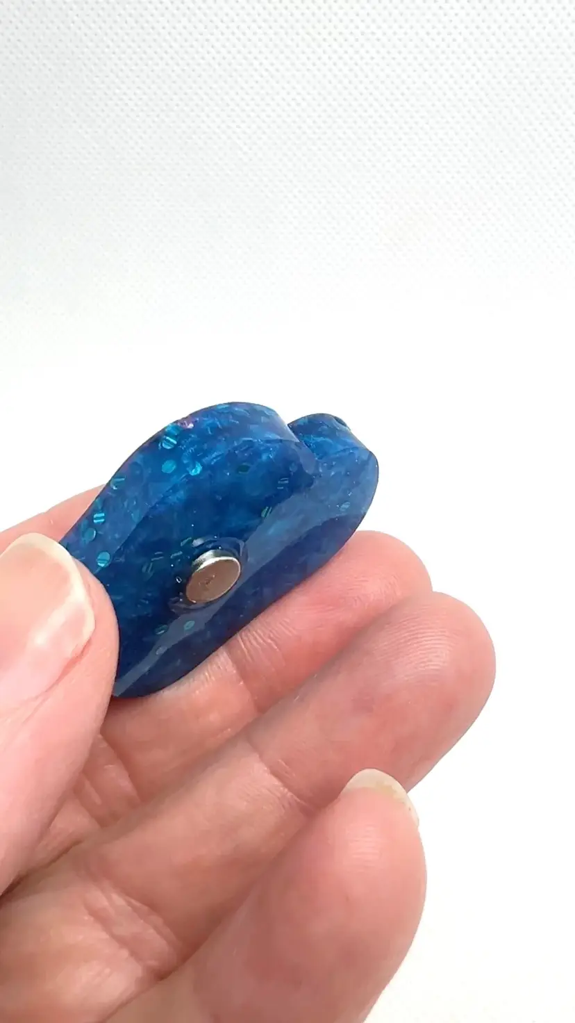 Pink Beach Flip Flops 🩴 Magnet. Handmade With Resin & Blue Glitter. 1-3/8” x 1” x 3/16”