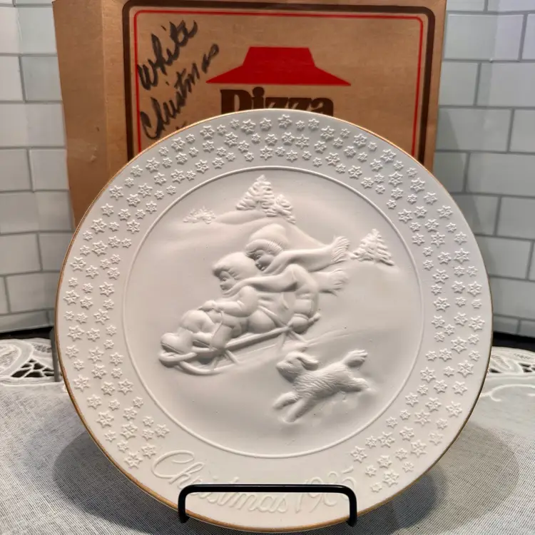 VINTAGE AVON CHRISTMAS PLATES 1985 1988 1989 Lot of 3 Plates