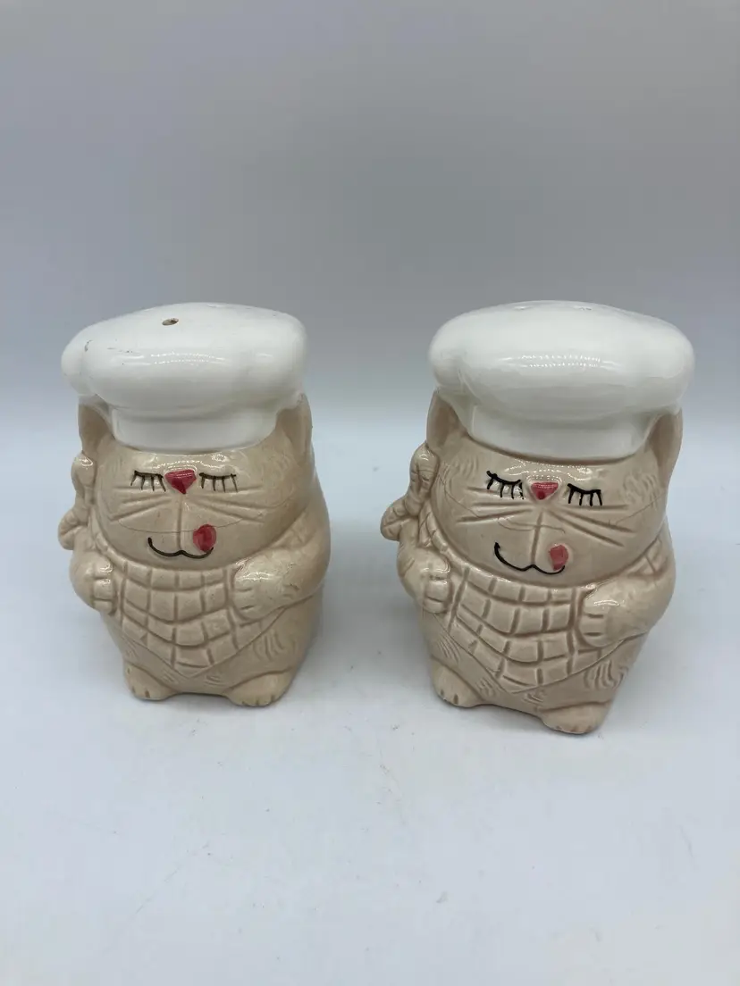 vintage 1982 Enesco ceramic cat chef salt and pepper shakers, Japan