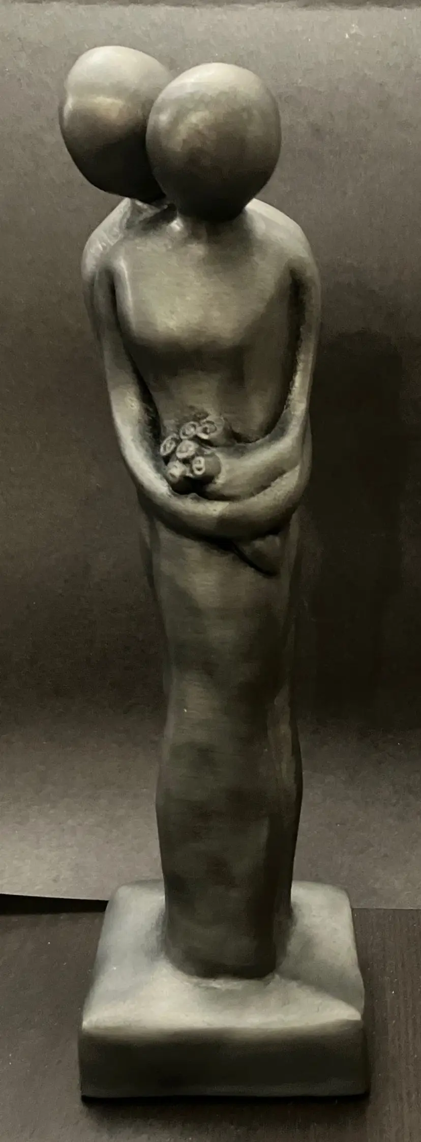 2007 Loving Couple Holding Flowers Figurine Sculpture Gray Signed