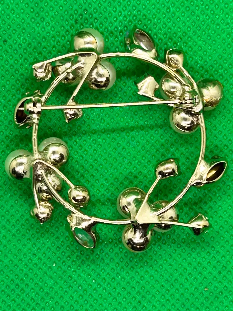 Pretty Vtg. Gold Tone Wreath Brooch