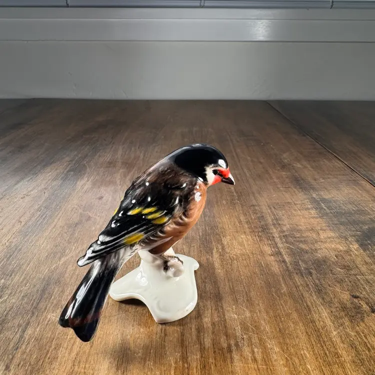 Goebel West Germany CV33 Stieglitz European Goldfinch Chardonneret Porcelain Bird Figurine.