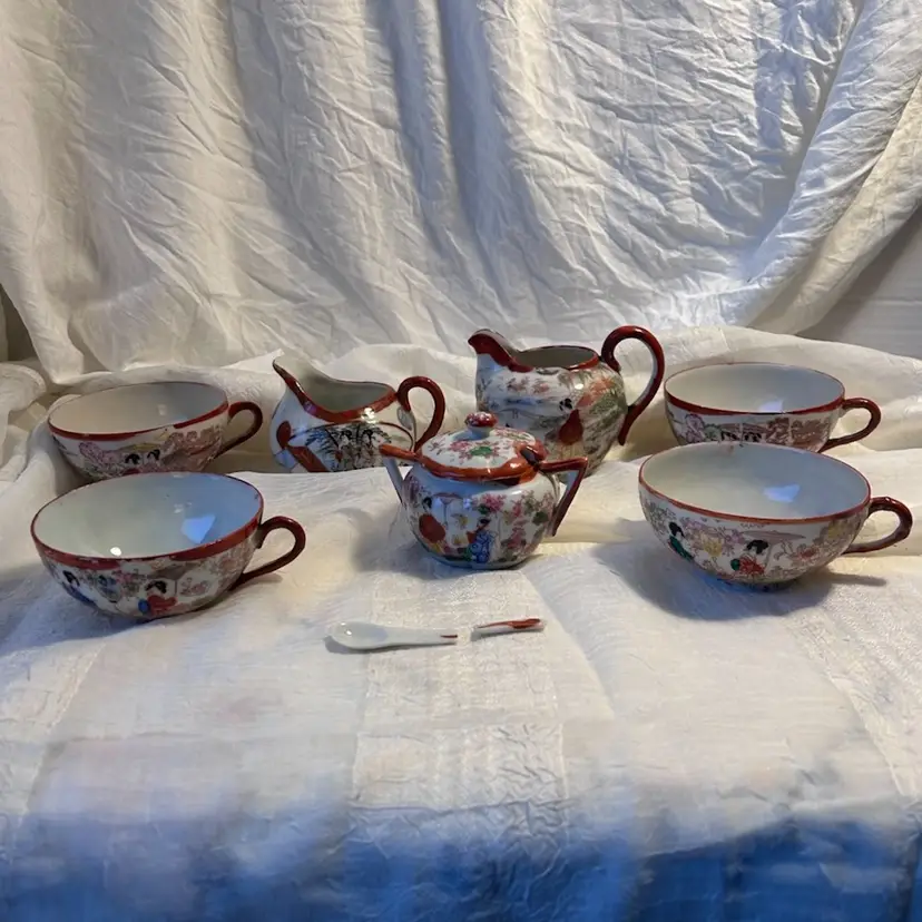 8 PIECES OF VINTAGE PORCELAIN GEISHA GIRL CUPS, CREAMERS, & SUGAR BOWL W/SPOON