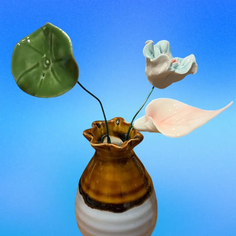 Porcelain Small Vase With 3 Porcelain Flower In It