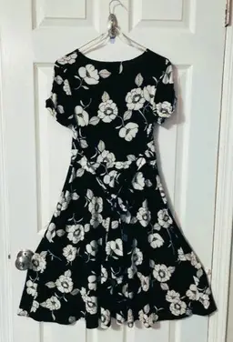 B DARLIN Women's Tie Back Fit & Flare Short Sleeve V-Neck Dress 5/6