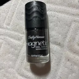 SALLY HANSEN MAGNETIC NAIL COLOUR IN “GRAPHITE GRAVITY”