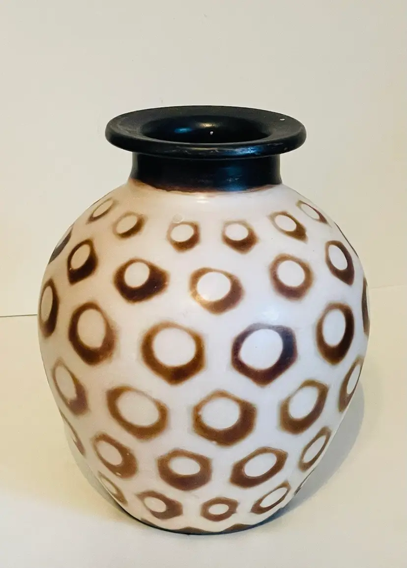 Peruvian Chulucanas  Folk Art Pottery Vase Signed Segundo Carmen