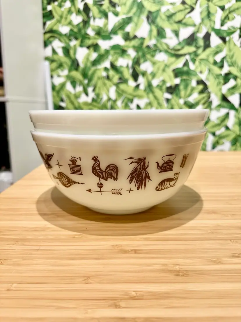 Set Of 2 Vintage Pyrex 2 1/2 Qt Mixing Bowls In the “Early American” Pattern