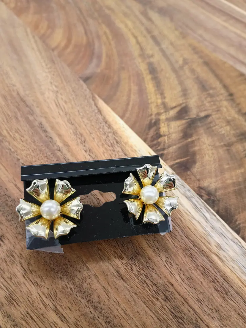 Vintage Gold Tone Flower Shaped with Faux Pearl Screw Back Earrings.