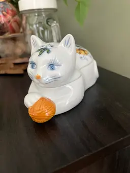 Vintage Elizabeth Arden Porcelain Cat With Yarn Trinket Box
