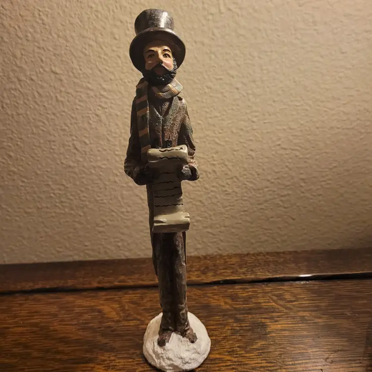 Set of 4 Vtg Christmas Caroler Figurines Victorian Dickens Resin