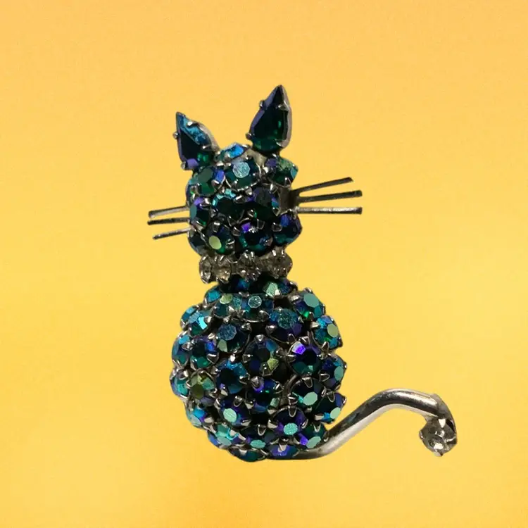 08. WARNER Blue Kitty CAT Brooch Aurora Borealis Rhinestones Pin Signed Vintage