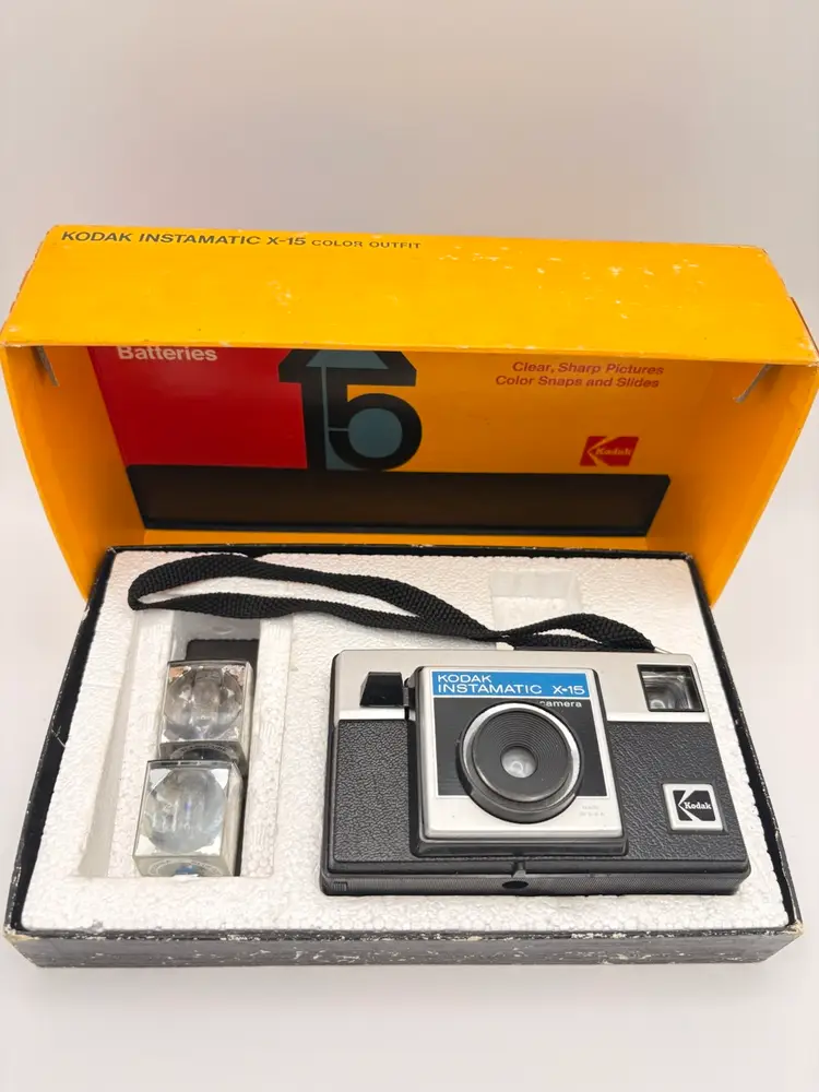 VTG Kodak Instamatic X-15 Camera, 40 Flashbulbs & 2 Flashbars IN BOX - Untested