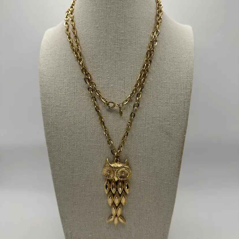 A085 - Avon Owl Pendant Gold-tone Necklace 32 Inches, Pendant 2.5 Inches