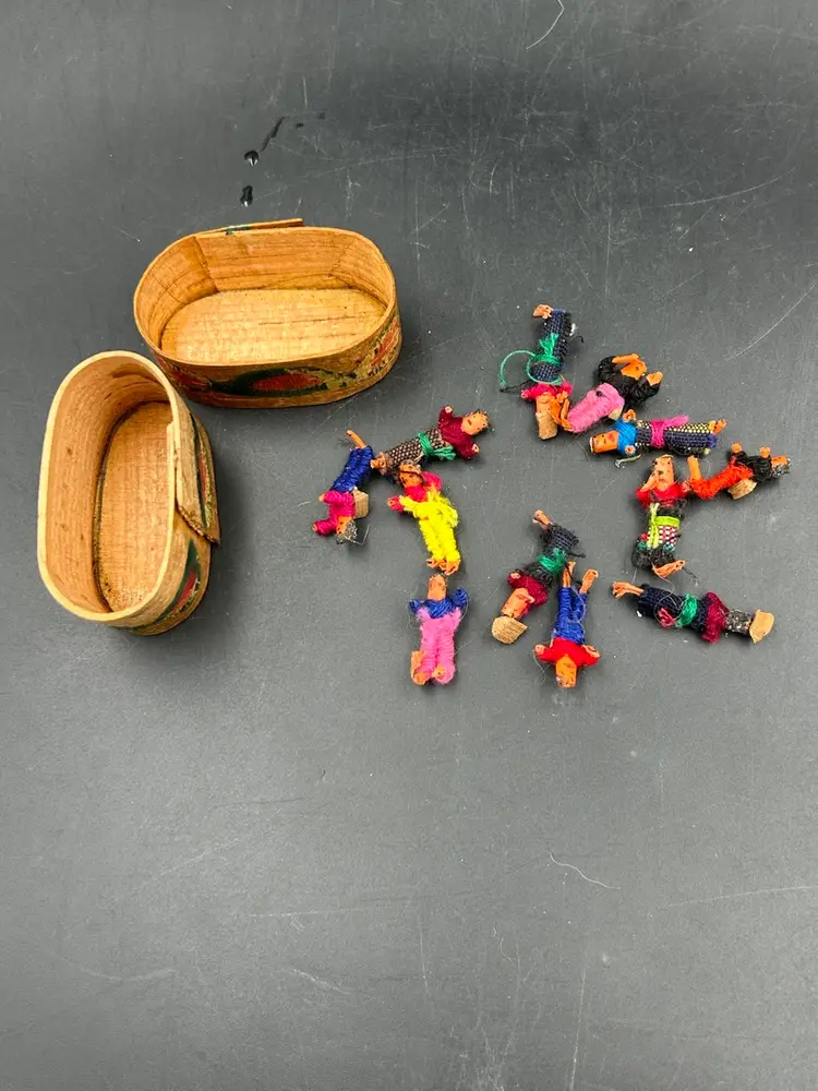 12 Vintage Guatemalan Mini Worry Trouble Dolls In Box