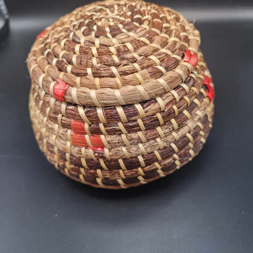 Small Hand Woven Pine Needle Basket Dark Brown/Red W/Lid 3 x  4.5 inches