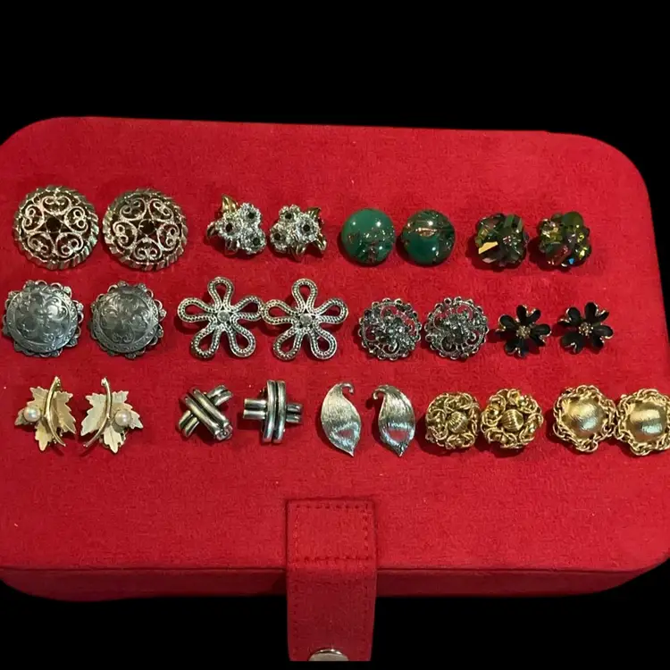 SALE!!! SALE!!! Lot Of 13 Pairs Of Vintage Clip Earrings!!! Silvertone, Goldtone . Some Signed, Some Not 🤗