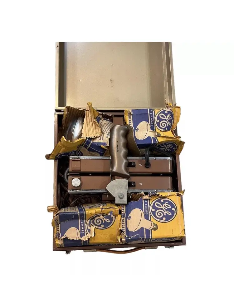 Vintage 8mm 16mm Movie Camera Light Bar 4 Flash Bulb GE Case Chicago Kitchenware